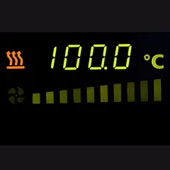 Visor de controlador de temperatura marcando 100,0 °C